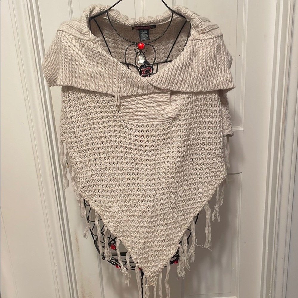 🙀🙀🙀3 for 12$🙀🙀🙀Cream Chunky Knit Poncho with Fringe